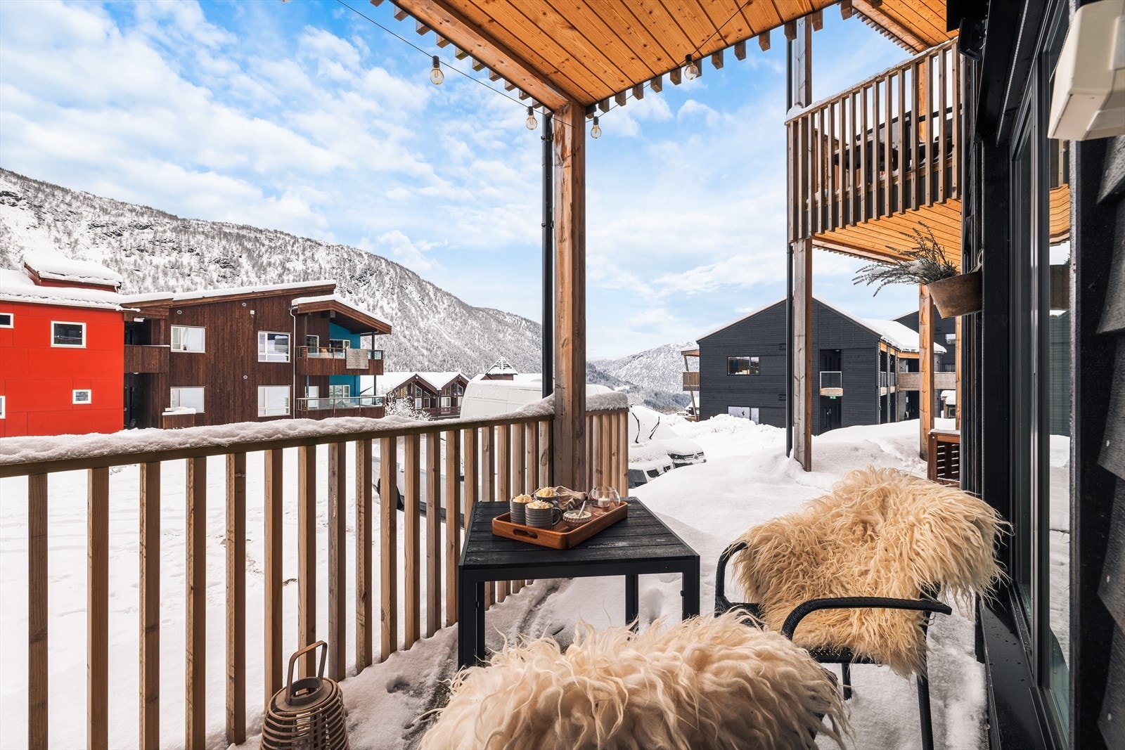 Terrassen på 9,8 kvm er et hyggelig uterom med plass til utemøbler Galleribilde