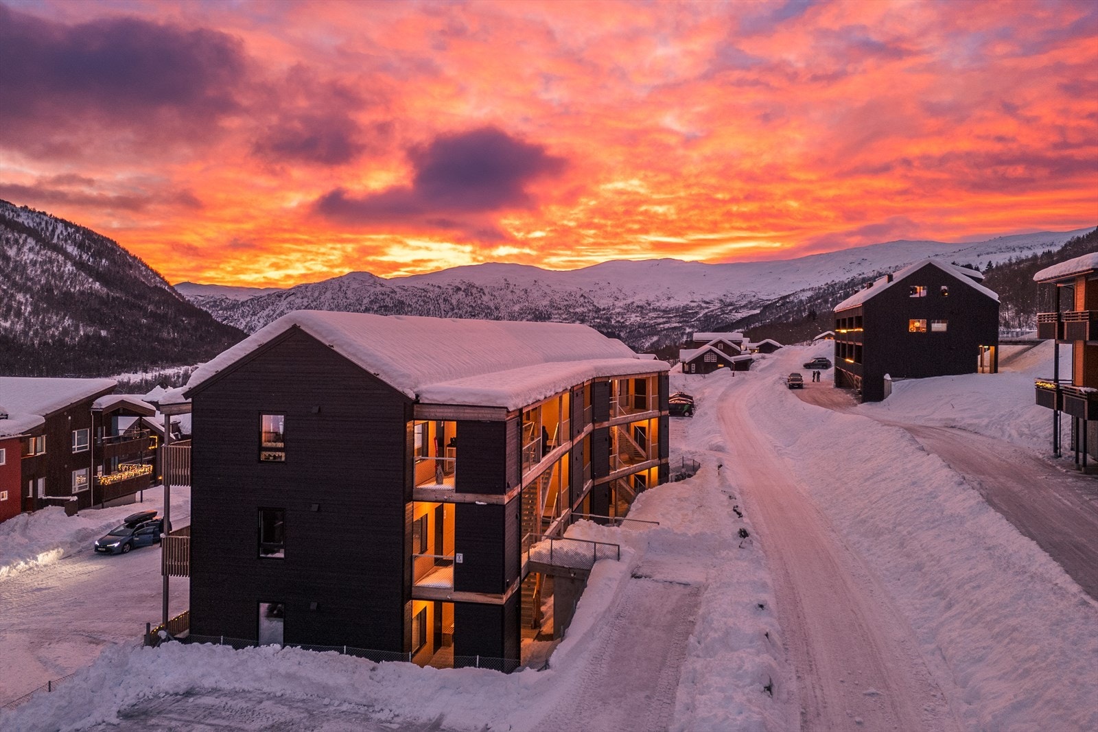 Leiligheten ligger i byggets underetasje og byr på en funksjonell planløsning med gode romløsninger og lune materialvalg Galleribilde