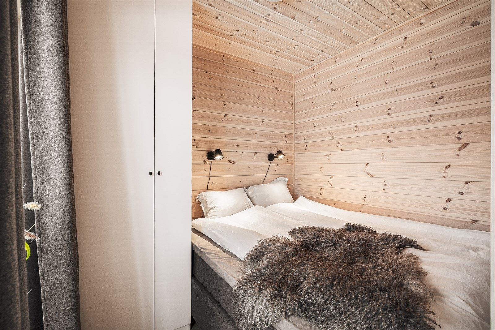 Begge soverom har laminatgulv og trepanel på vegger og i tak Galleribilde