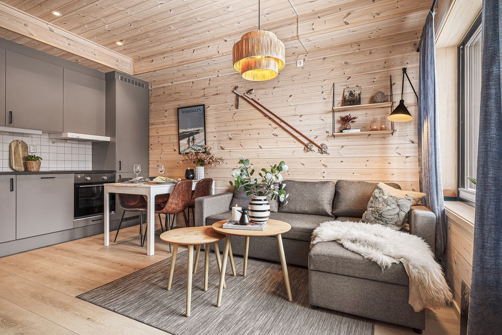 Her er det plass til både sittegruppe og spiseplass Galleribilde