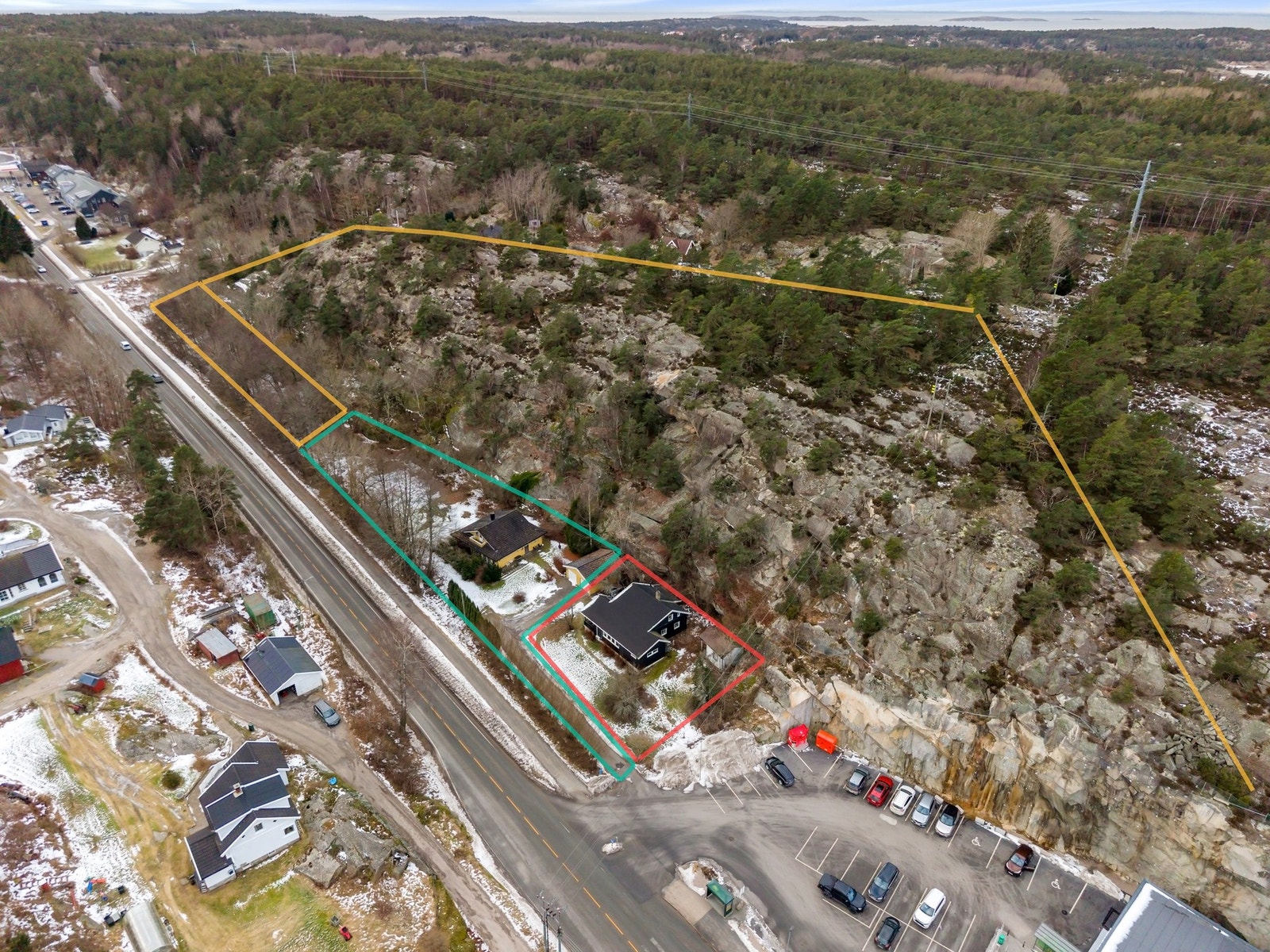 Oversiktsbilde av eiendommen med beliggenhet langs Fastlandsveien. Galleribilde