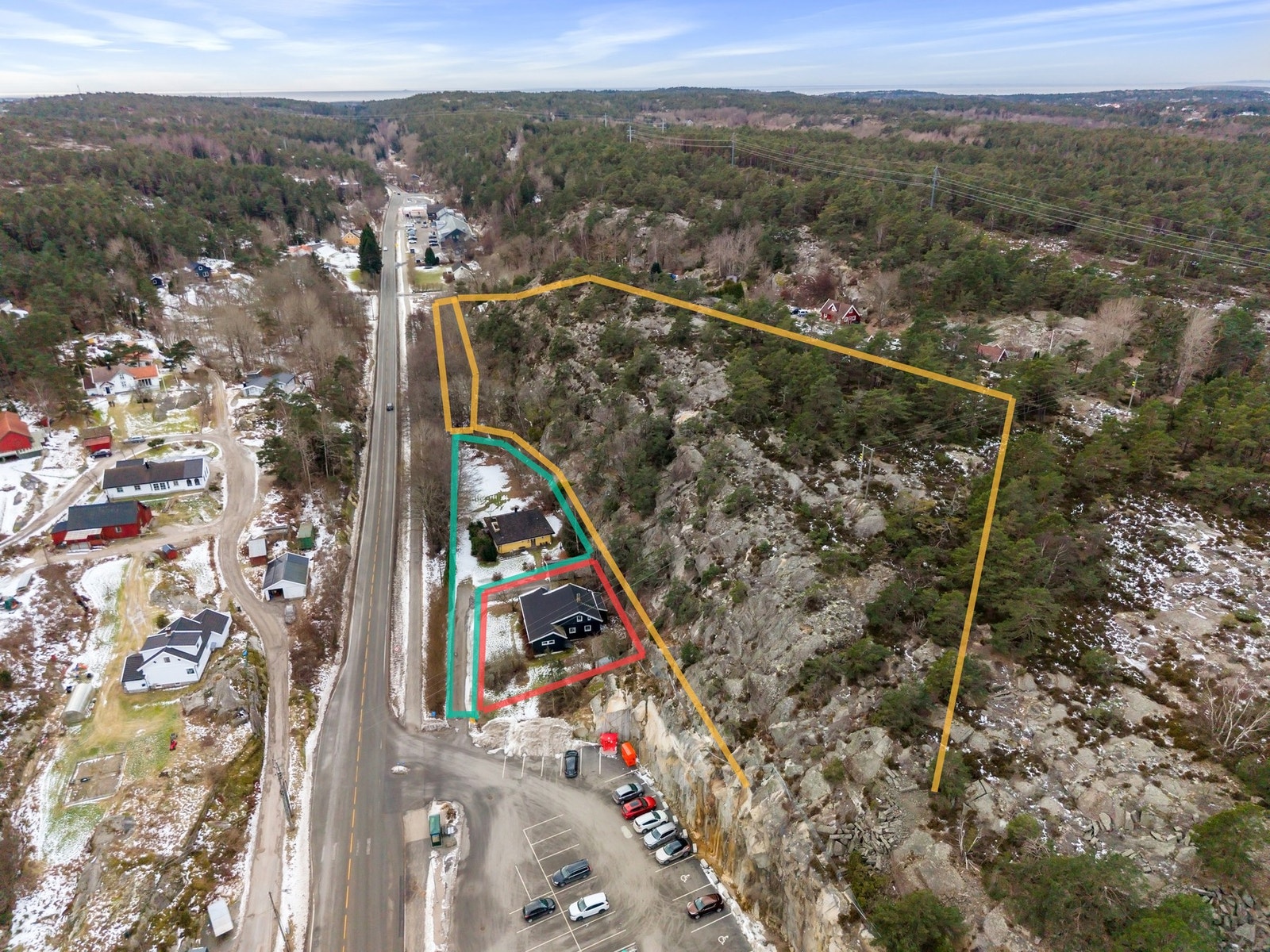 Eiendommen sett fra luften - tydelig plassering i terrenget. Galleribilde