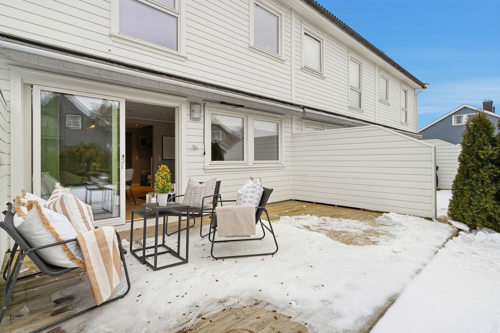 Fin terrasse som ligger mot vest - her kan man nyte lange og herlige sommerdager og kvelder Galleribilde