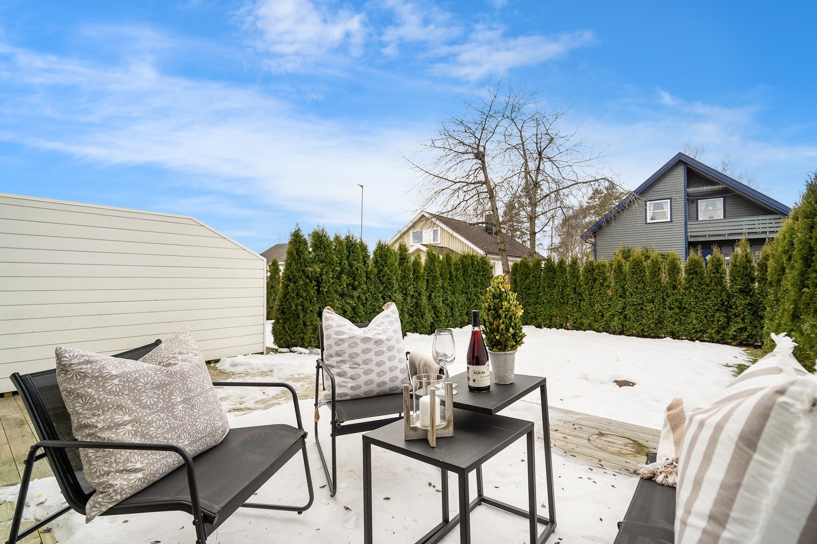 Fin uteplass som bader i sol fra tidlig til sent Galleribilde