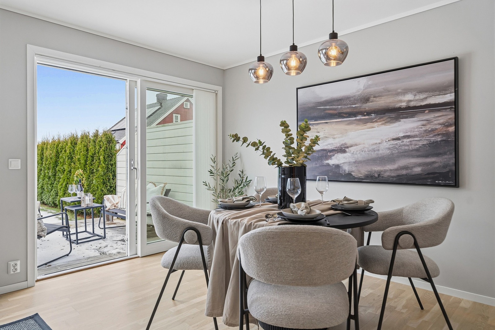 Spisestuen ligger i forbindelse med stuen og i tilknytning til kjøkkenet Galleribilde