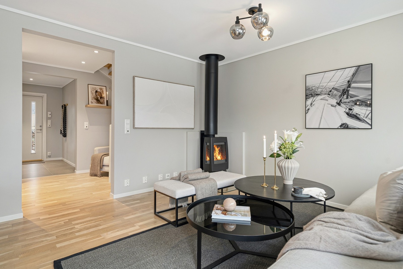 Peis i stuen som bidrar til ekstra varme vinterkvelder Galleribilde