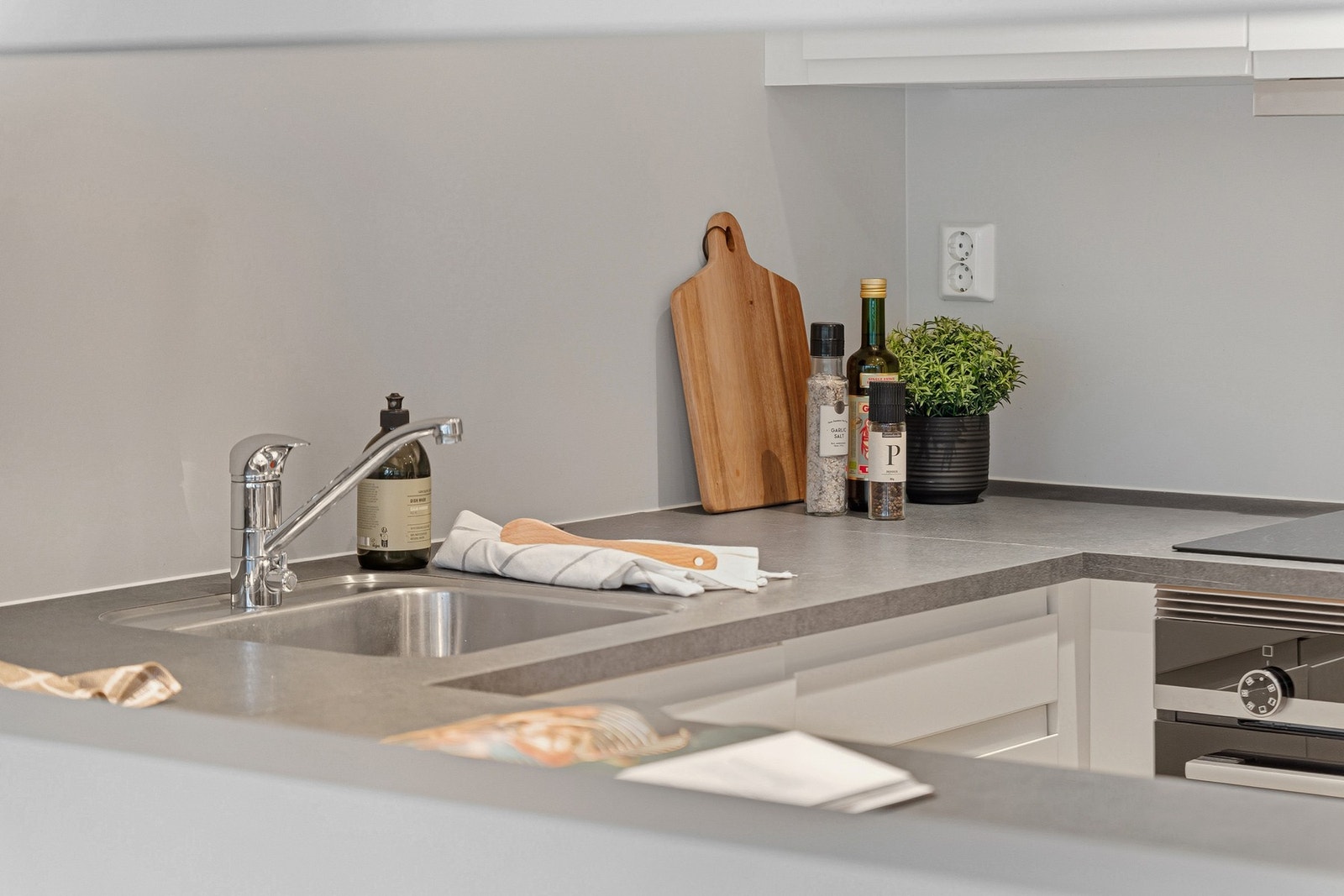 Alt av integrerte hvitevarer som oppvaskmaskin, komfyr, steketopp samt kjøl-/frys Galleribilde