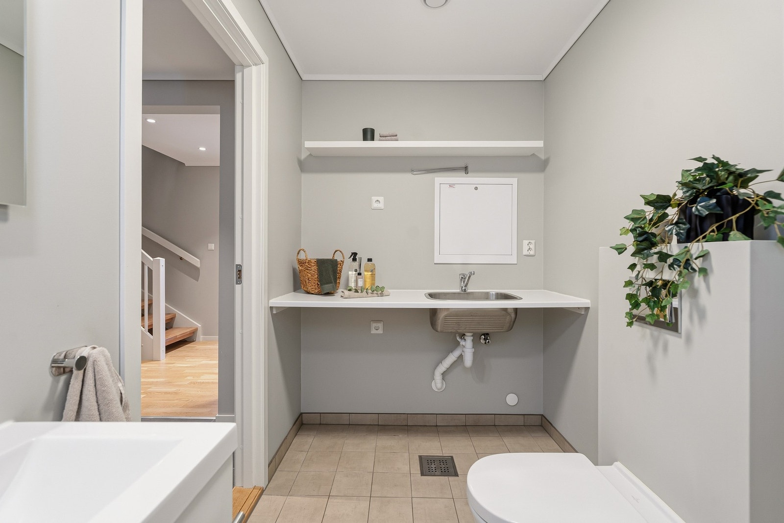 Praktisk vaskerom med toalett og servantinnredning Galleribilde