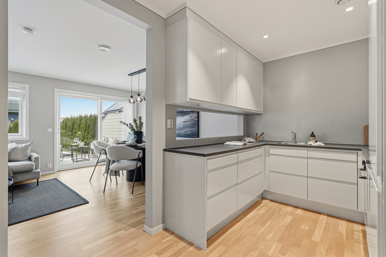 Stilren og moderne kjøkkeninnredning med slette fronter Galleribilde