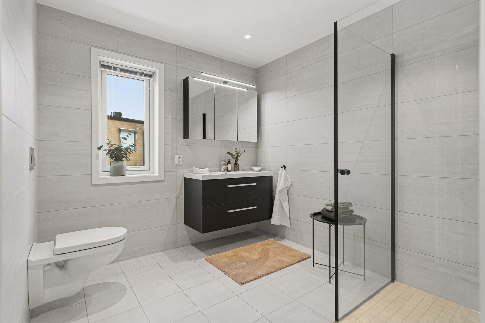 Delikat bad med moderne baderomsinnredning Galleribilde