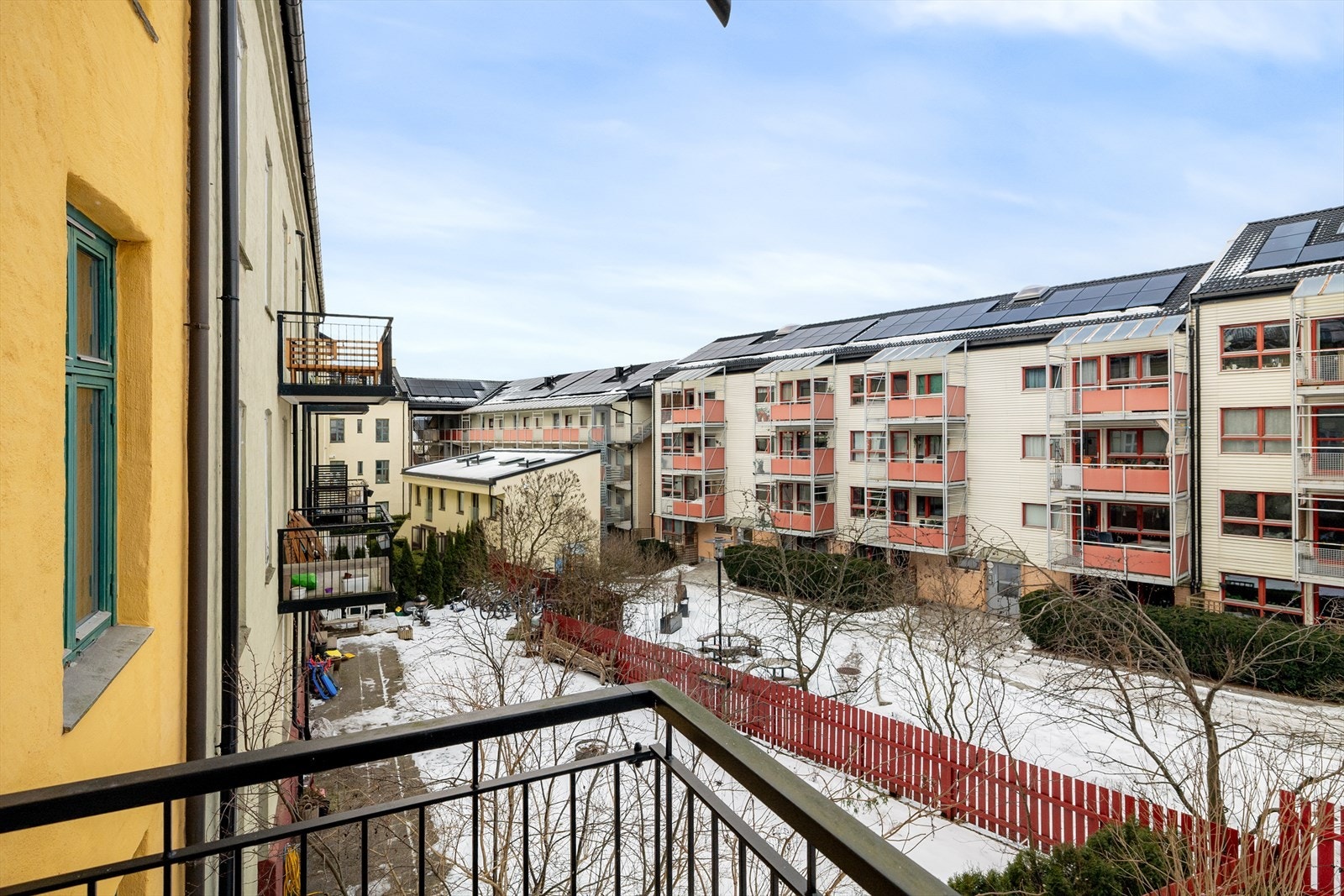 Balkongene vender ut mot et hyggelig og barnevennlig fellesareal. Galleribilde