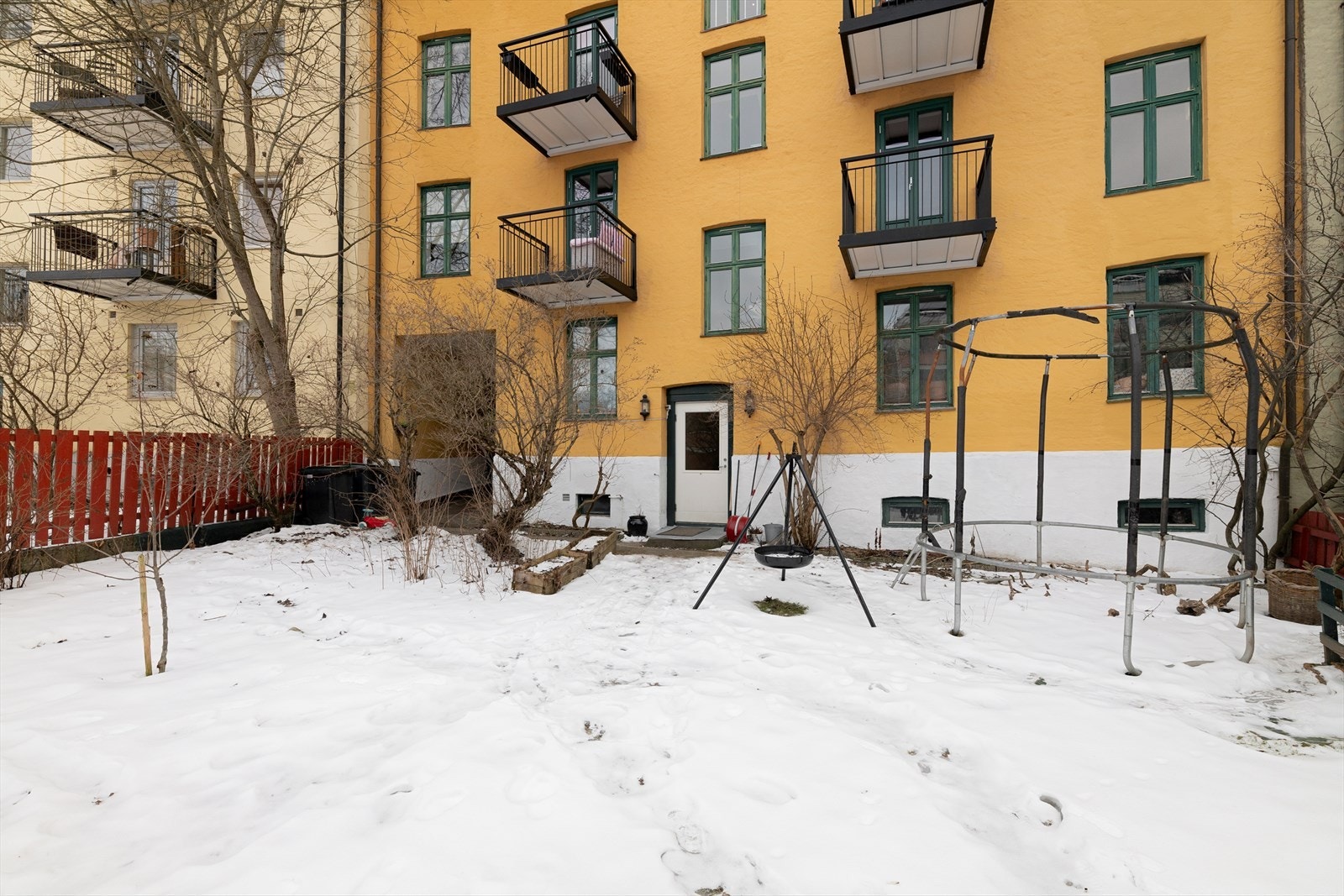 Bygården har en klassisk fasade som er nylig oppusset
og ligger tilbaketrukket fra gaten. Galleribilde