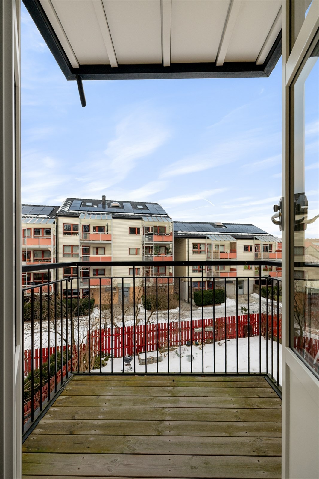 Fra balkongen har du utsyn over det rolige og skjermede gårdsrommet. Galleribilde