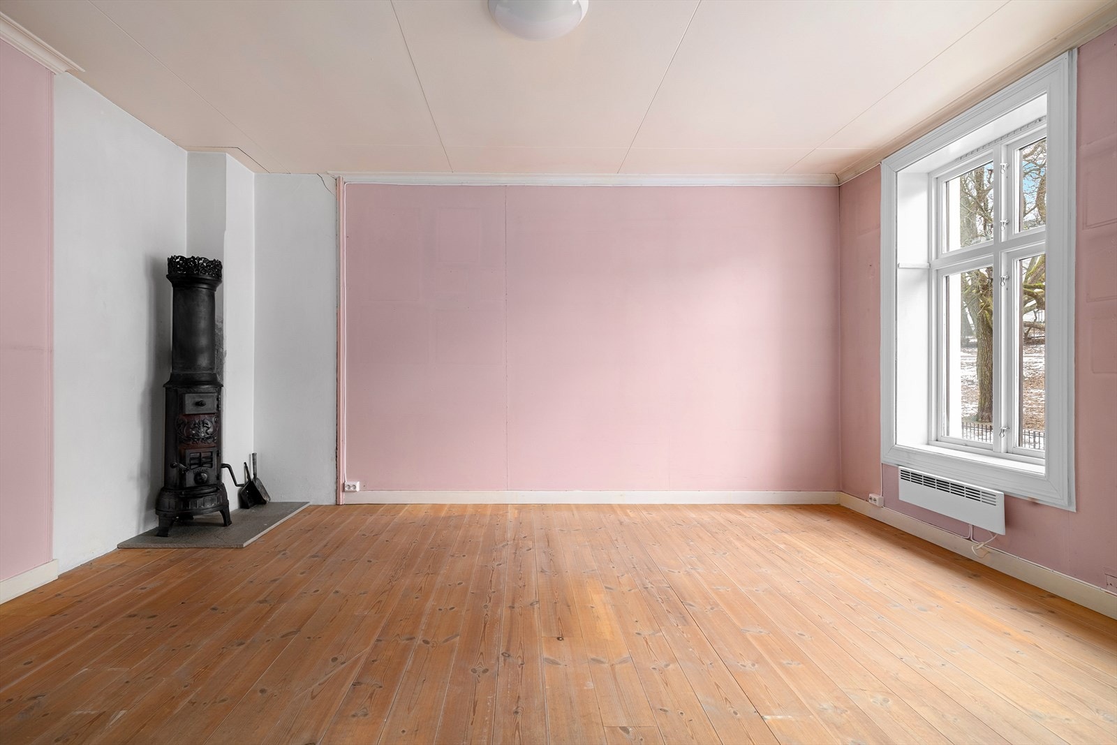 Stuen er romslig og store vindusflater som gir godt med lys. Disse burde også oppgraderes jmf takstrapport. Galleribilde