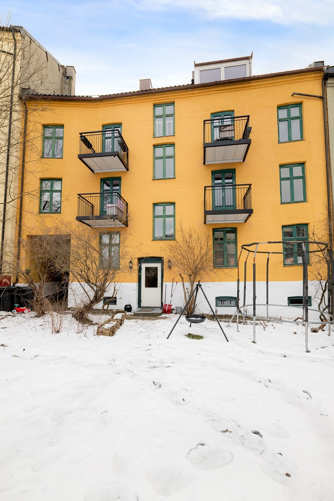 Eiendommen har en skjermet og ryddig bakgård med lekeapparater. Galleribilde