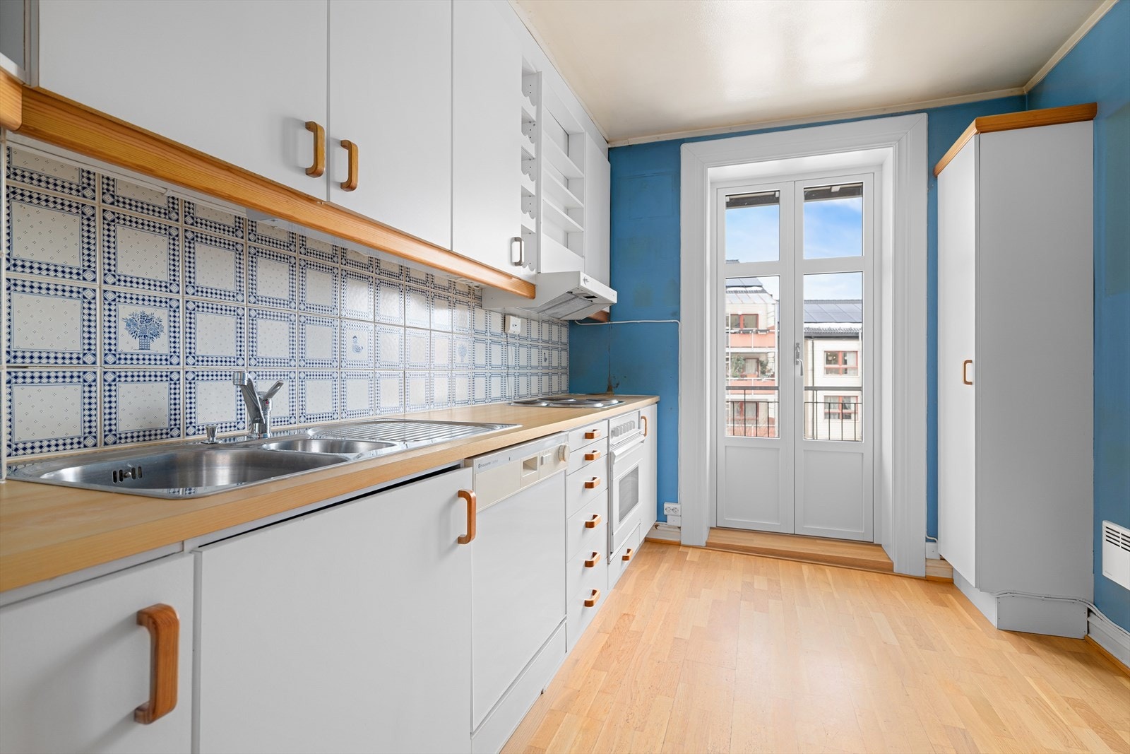 Boligen har store skjevheter i alle rom og det må forventes å gjøres en stor jobb med avretting av gulv og vegger. Galleribilde