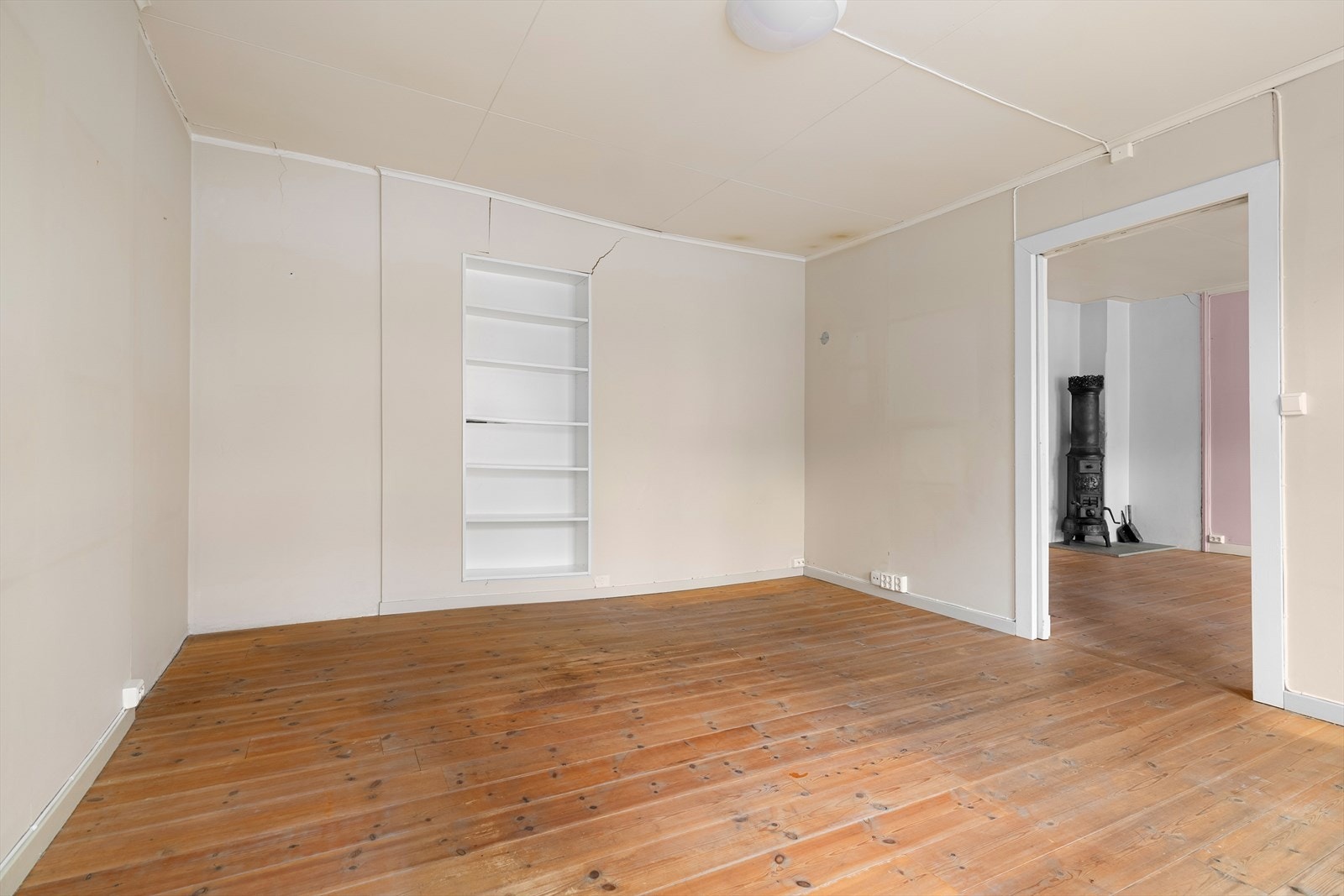 Som man ser fra bilde er det store skjevheter og skader i vegger. Galleribilde