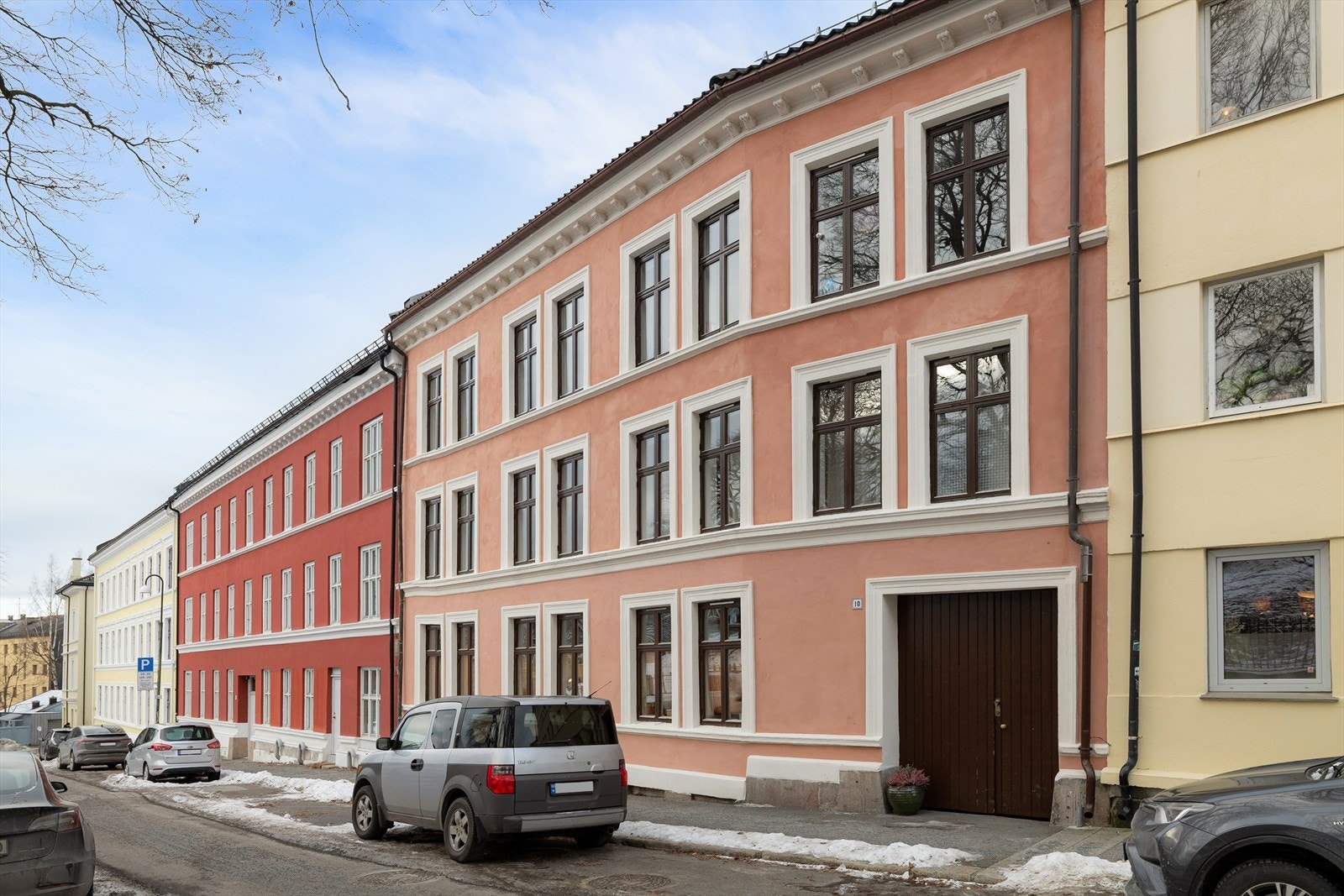 Bygårdens fasade mot gaten er pent vedlikeholdt og representativ. Galleribilde