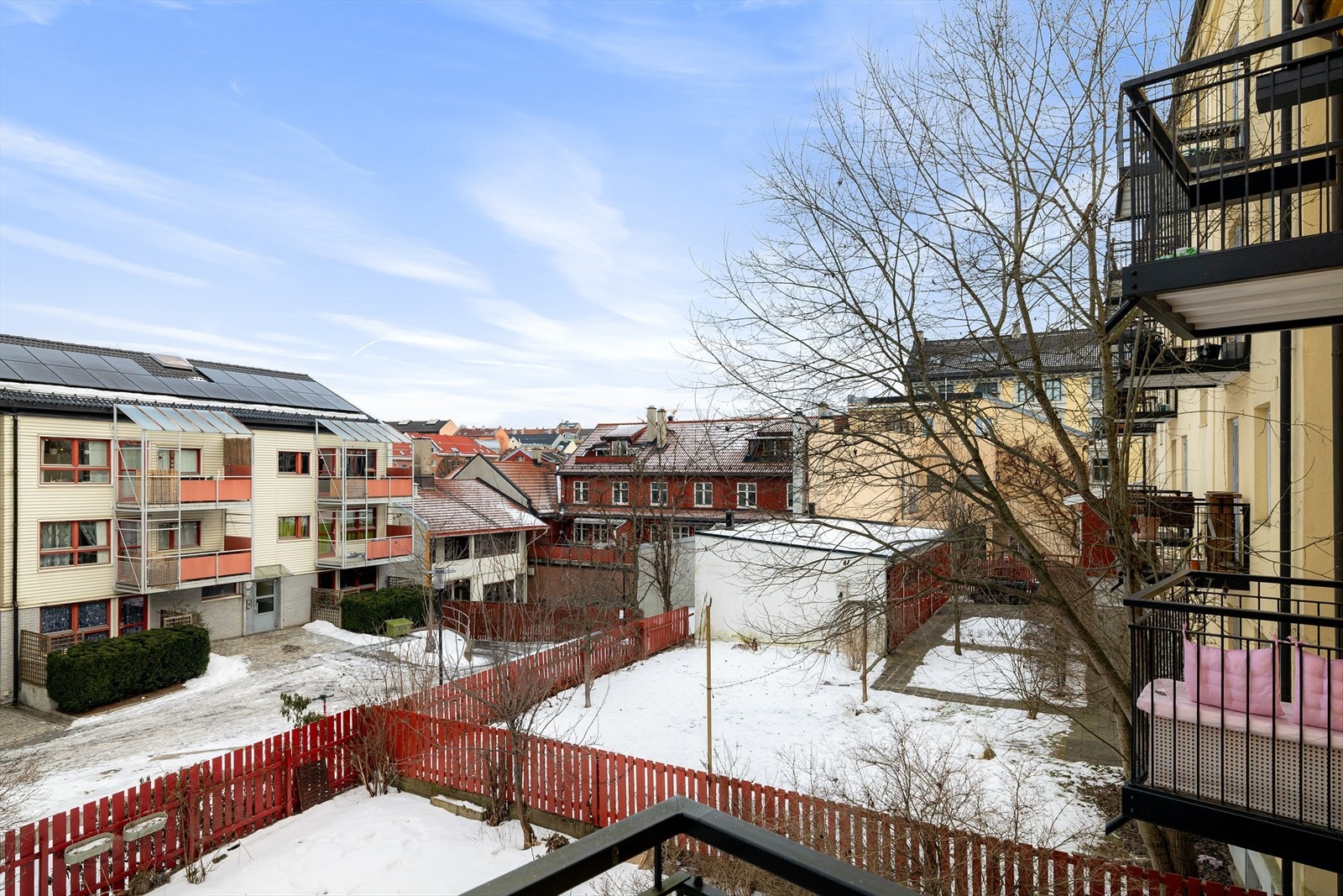 Utsyn fra leiligheten mot det felles, skjermede gårdsrommet. Balkongen har fine solforhold på ettermiddag. Galleribilde