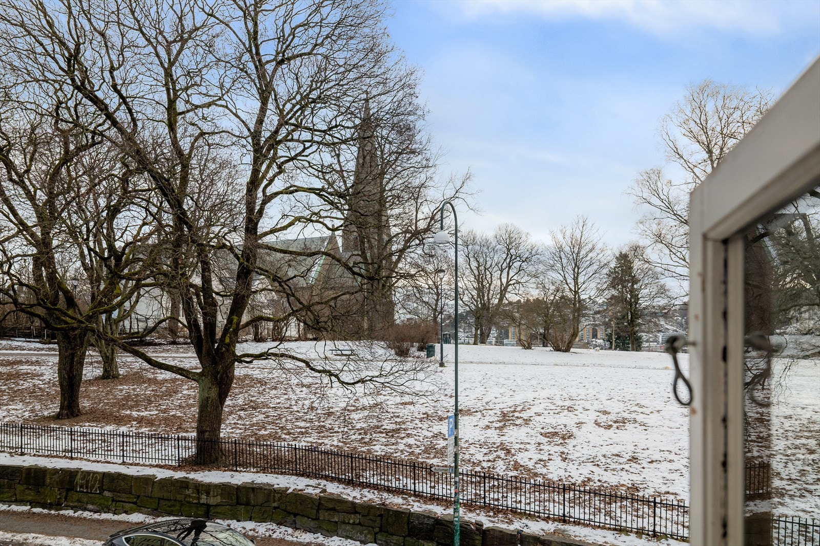 Fra leiligheten er det utsikt mot nærliggende grøntområder og historisk bebyggelse. Galleribilde