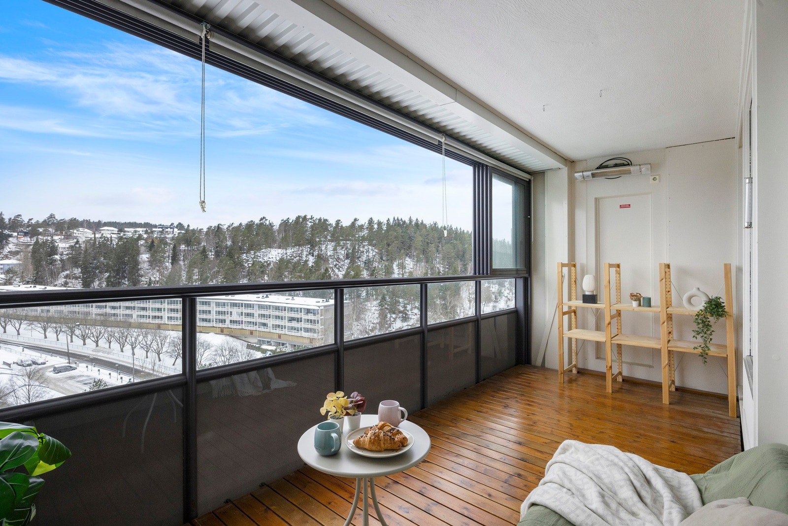 Balkongen er innglasset, og glassfeltene kan enkelt åpnes og skyves etter behov og vær. Galleribilde