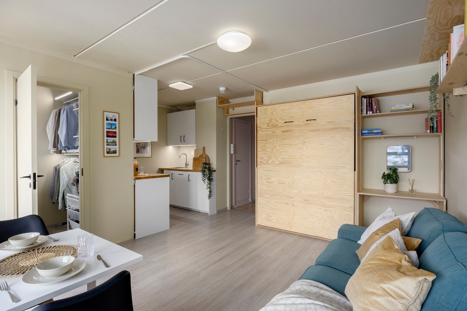 Kjøkkenet ligger i en delvis åpen løsning mot stuen som gir en perfekt balanse mellom funksjonalitet og sosial sone. Galleribilde