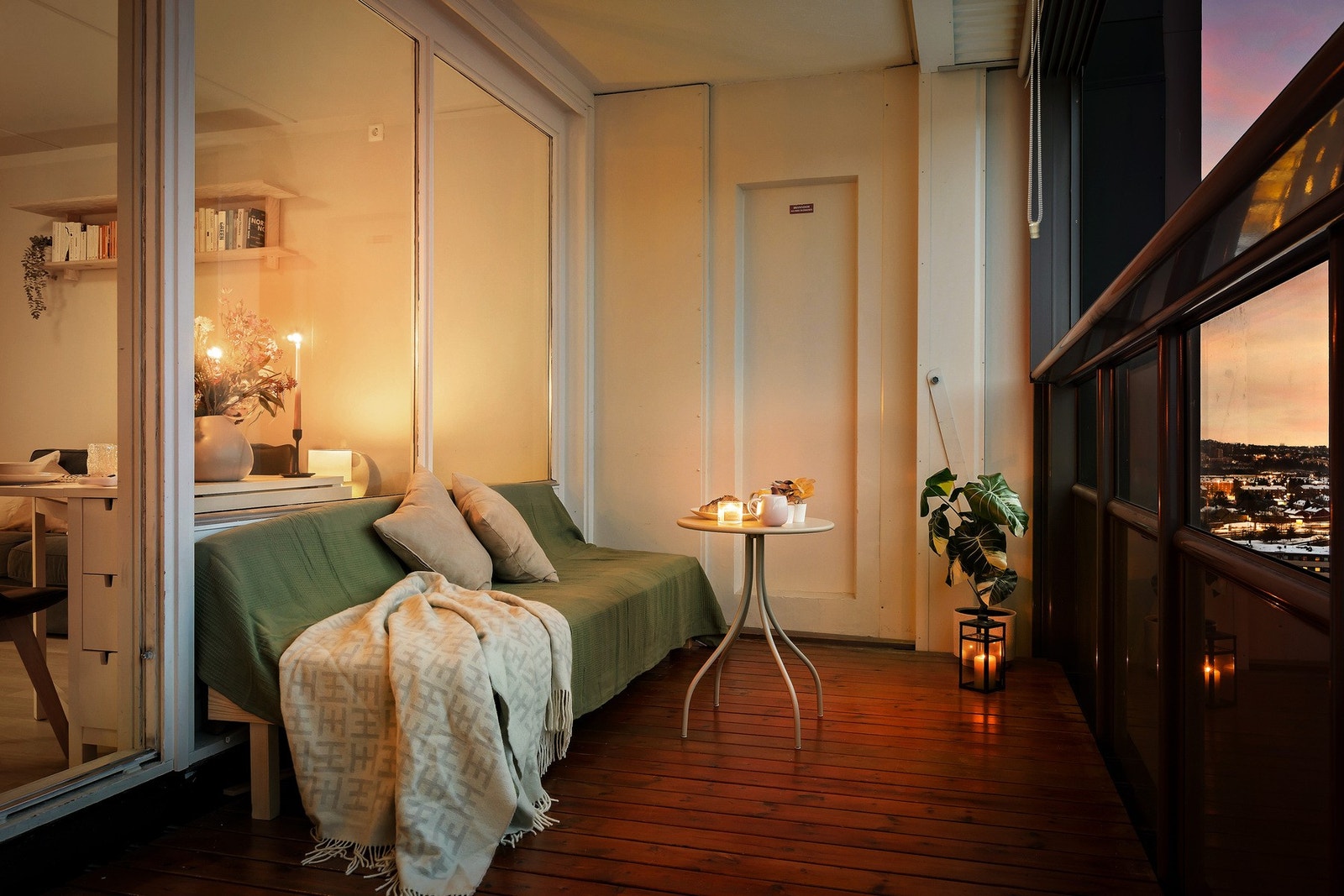 Den generøse størrelsen gir plass til både loungegruppe, planter og dekor. Galleribilde