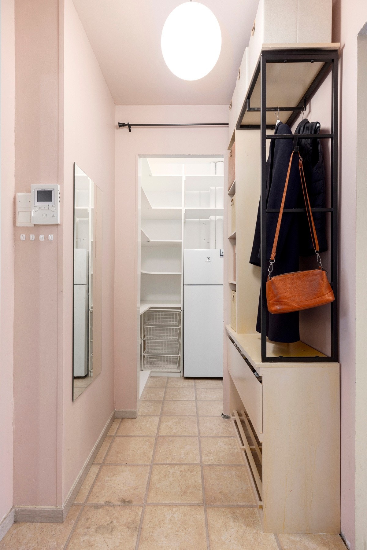 Velkommen inn! Her er det god plass til entremøblement for sko og jakker. Fra entréen er det tilgang til en praktisk bod/walk-in, som gir ytterligere lagringsmuligheter i hverdagen. Galleribilde