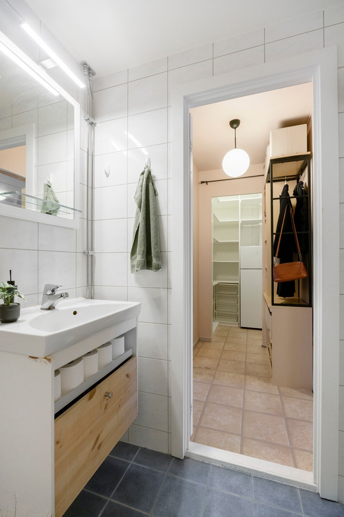 Badet er helflislagt med varmekabler i gulv, og innredningen består av gulvmontert toalett, nedsenket vask med innredning og speil, samt dusjnisje. Galleribilde