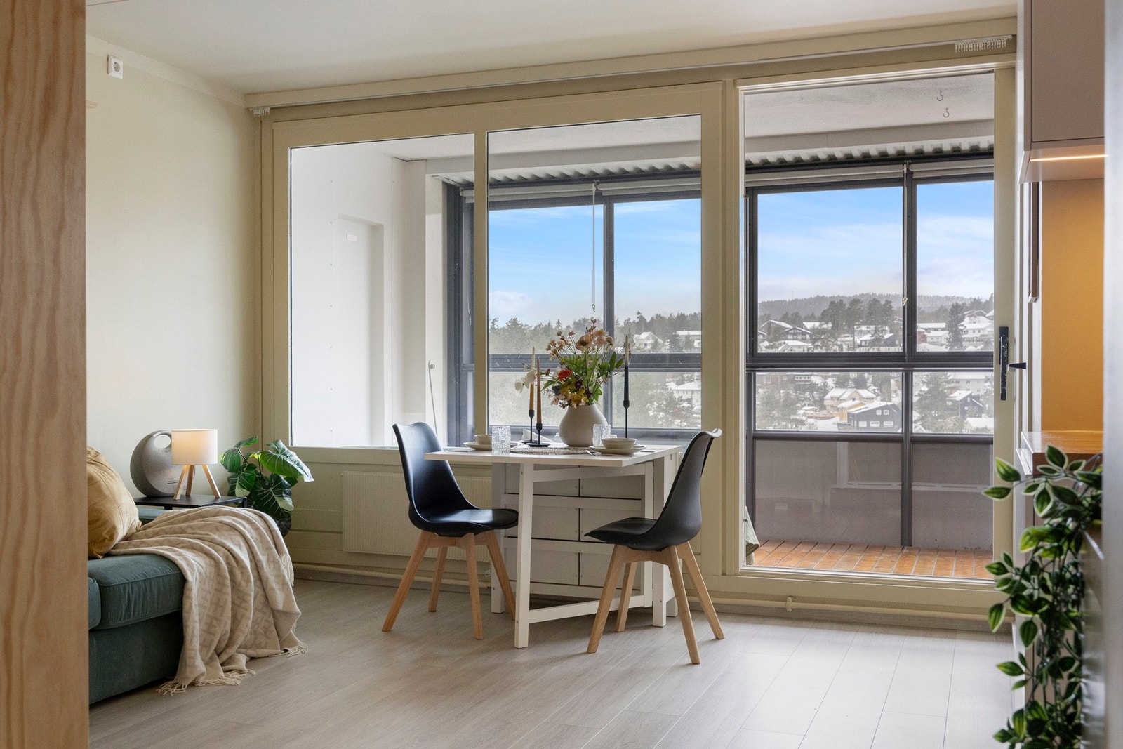 Stuen har naturlige soner for både sofagruppe og spiseplass, og det er enkelt å invitere venner og familie over til hyggelige middager og sosiale stunder. Galleribilde