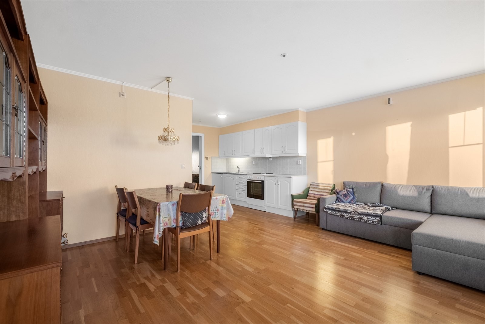 Her flyter rommene naturlig over i hverandre og skaper en sosial sone med god plass til både matlaging, samvær og hyggelige stunder. Galleribilde