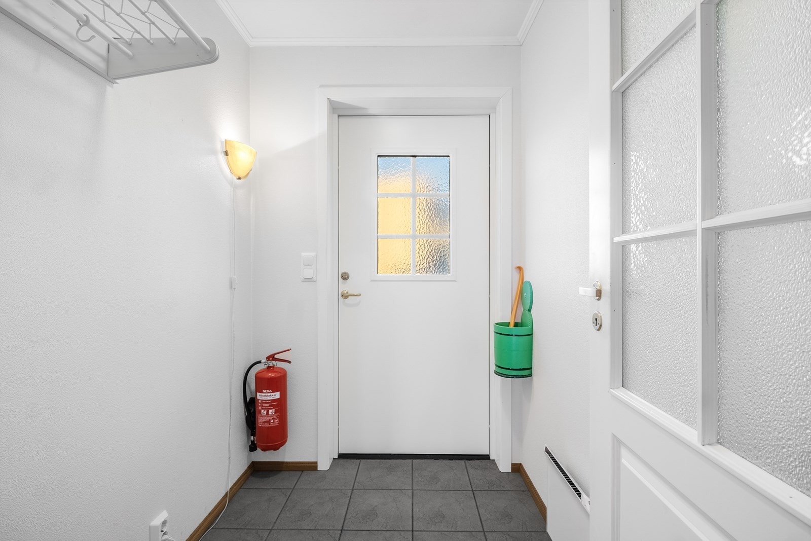 Når du trår inn i leiligheten, møtes du av en lys og pen entré med flislagt gulv, som gir et ryddig og innbydende førsteinntrykk. Entréen oppleves både praktisk og velholdt, og danner en fin overgang videre inn i boligens øvrige rom. Galleribilde