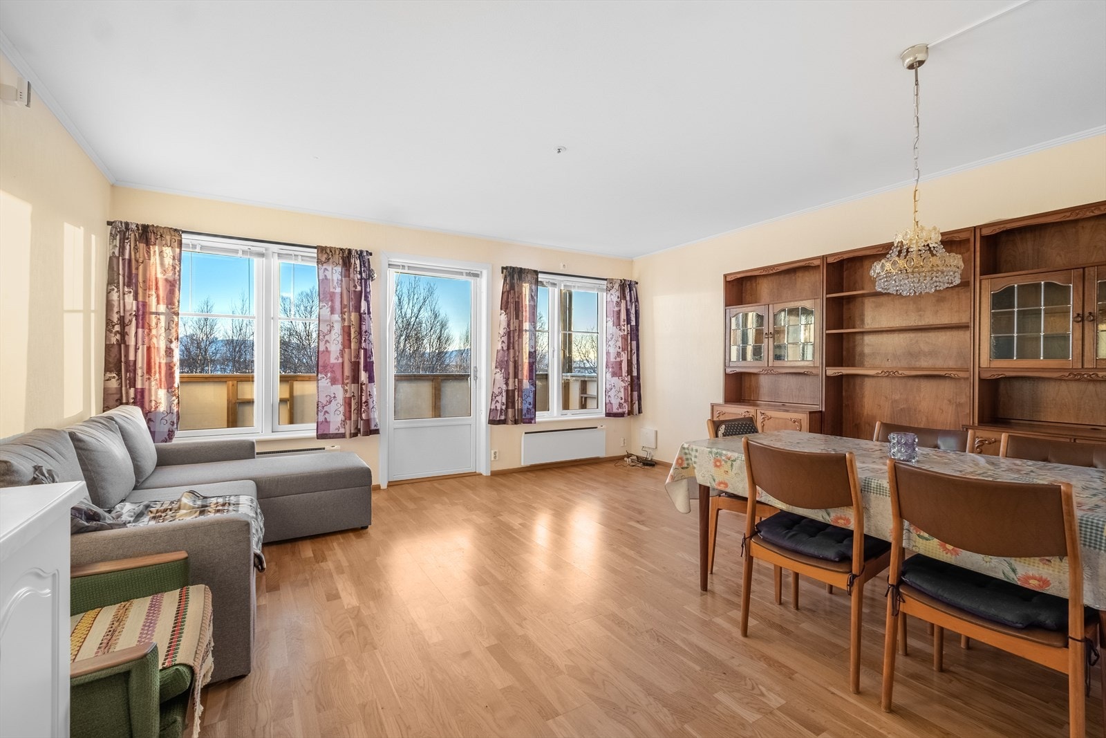 Stuen har god plass til både en komfortabel sofagruppe og et romslig spisebord. Galleribilde