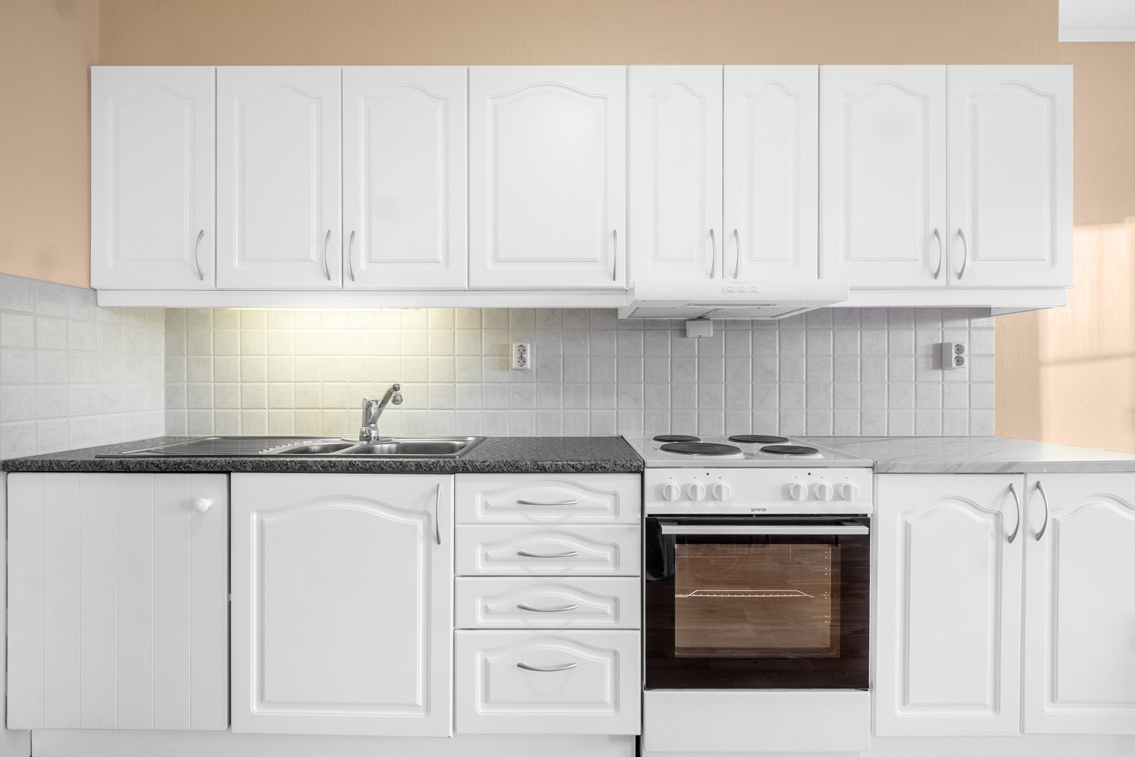 Over komfyrplassen er det installert avtrekk, noe som sikrer et godt arbeidsmiljø og effektiv lufting under matlaging. Galleribilde