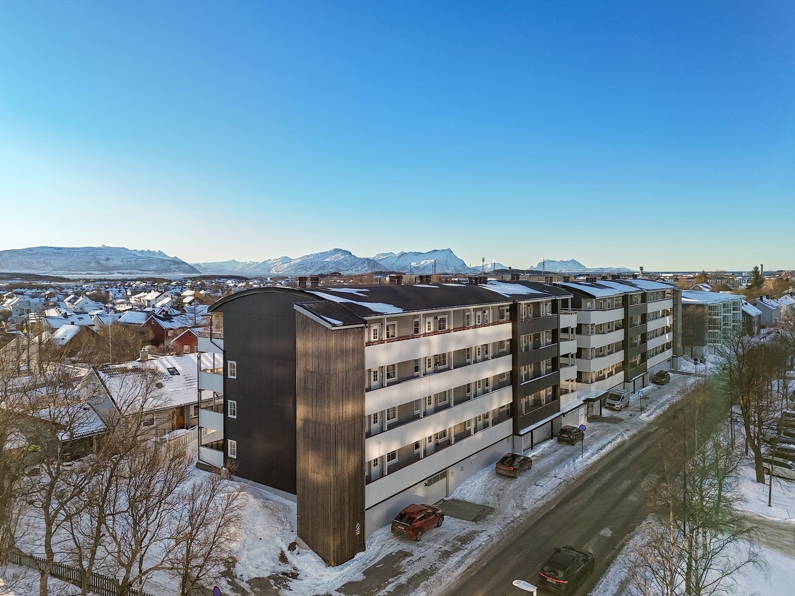 DNB Eiendom V/ Eskild Walle Thomassen har gleden av å presentere Parkveien 88 - En lys og pen 2-roms beliggende i byggets 4. etasje med flott utsikt, heisadkomst og fast plass i garasjekjeller. For deg over 50 år. Galleribilde