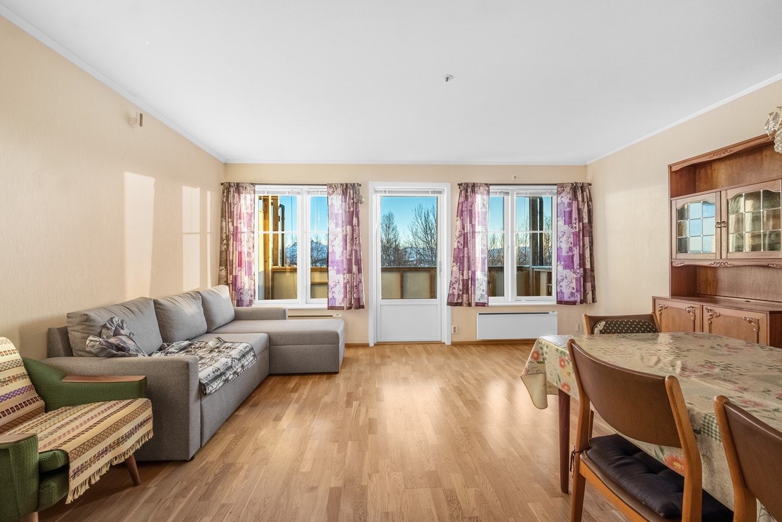 Store vindusflater slipper inn rikelig med lys og rammer inn den vakre utsikten på utsøkt vis. Galleribilde