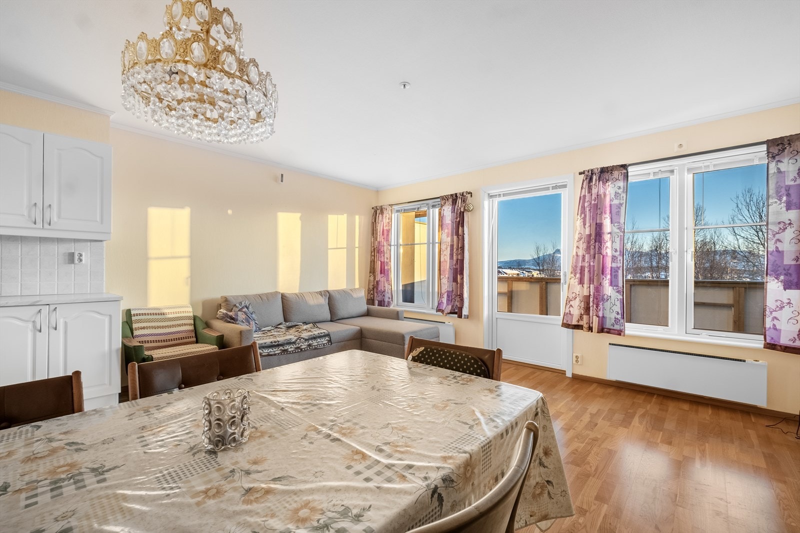 Det er kort vei fra kjøkkenet og ut til balkongen - perfekt når måltidene skal nytes ute på fine dager. Galleribilde