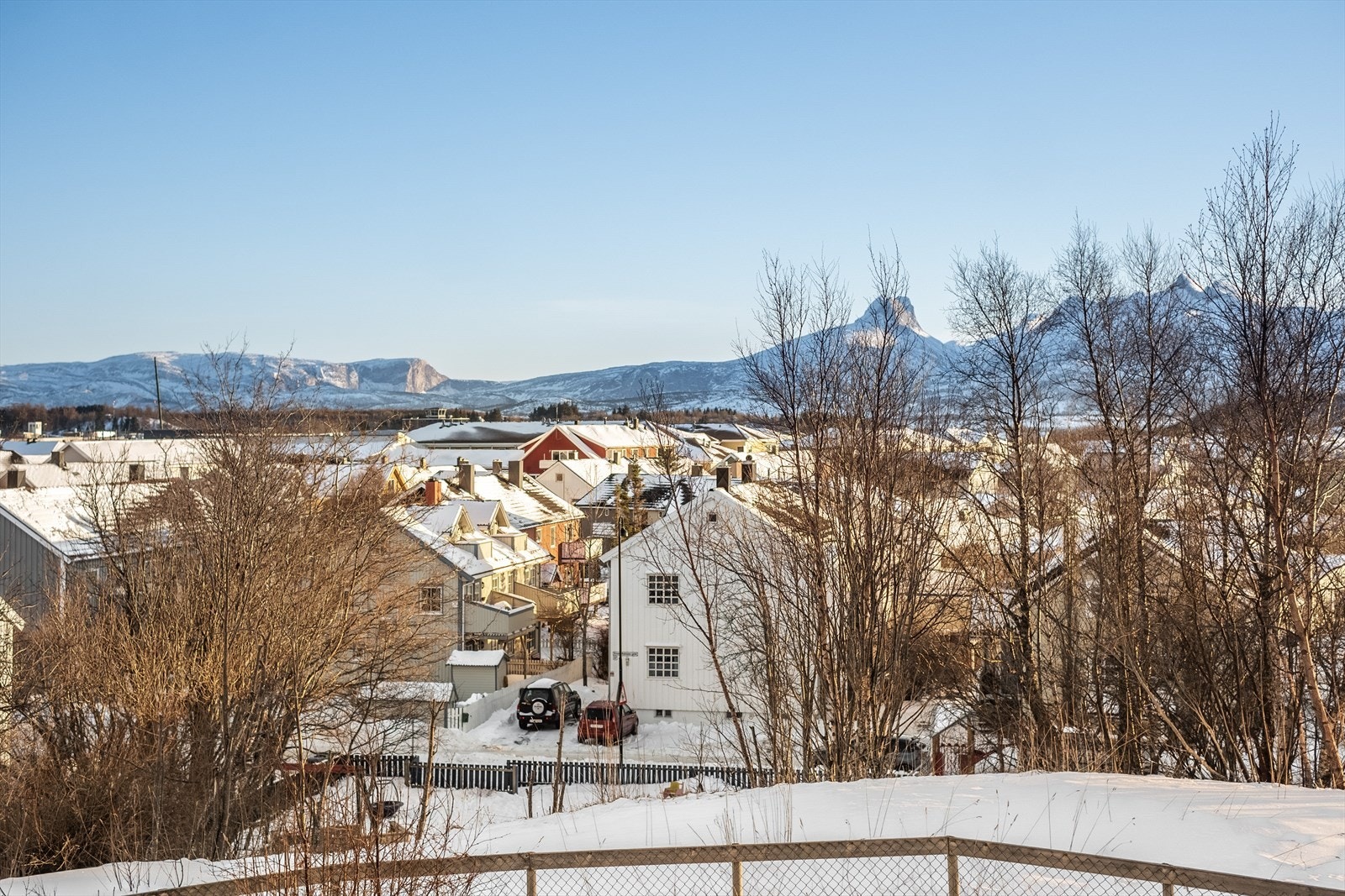 Her kan du virkelig nyte den flotte utsikten over nærområdene, hvor landskapet brer seg utover og de majestetiske fjellene omkranser boligområdet som en imponerende ramme. Galleribilde