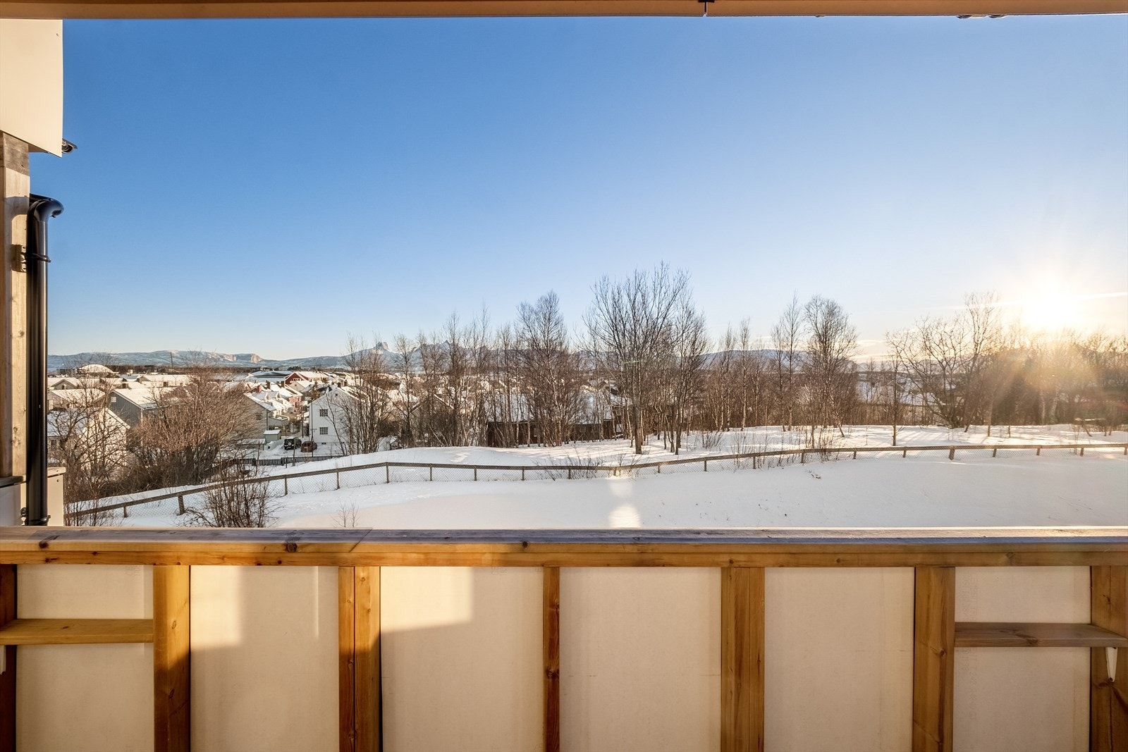 På varme dager fungerer balkongen som en naturlig forlengelse av leiligheten, hvor du kan trekke ut og nyte både frisk luft og hyggelige stunder utendørs i skjermede omgivelser. Galleribilde