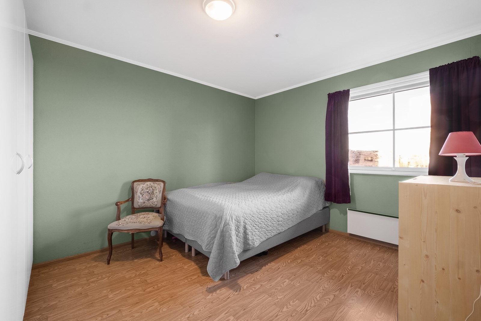 Soverommet har et stort vindu som inviterer både lyset og naturen inn, og skaper en lys og behagelig atmosfære. Galleribilde