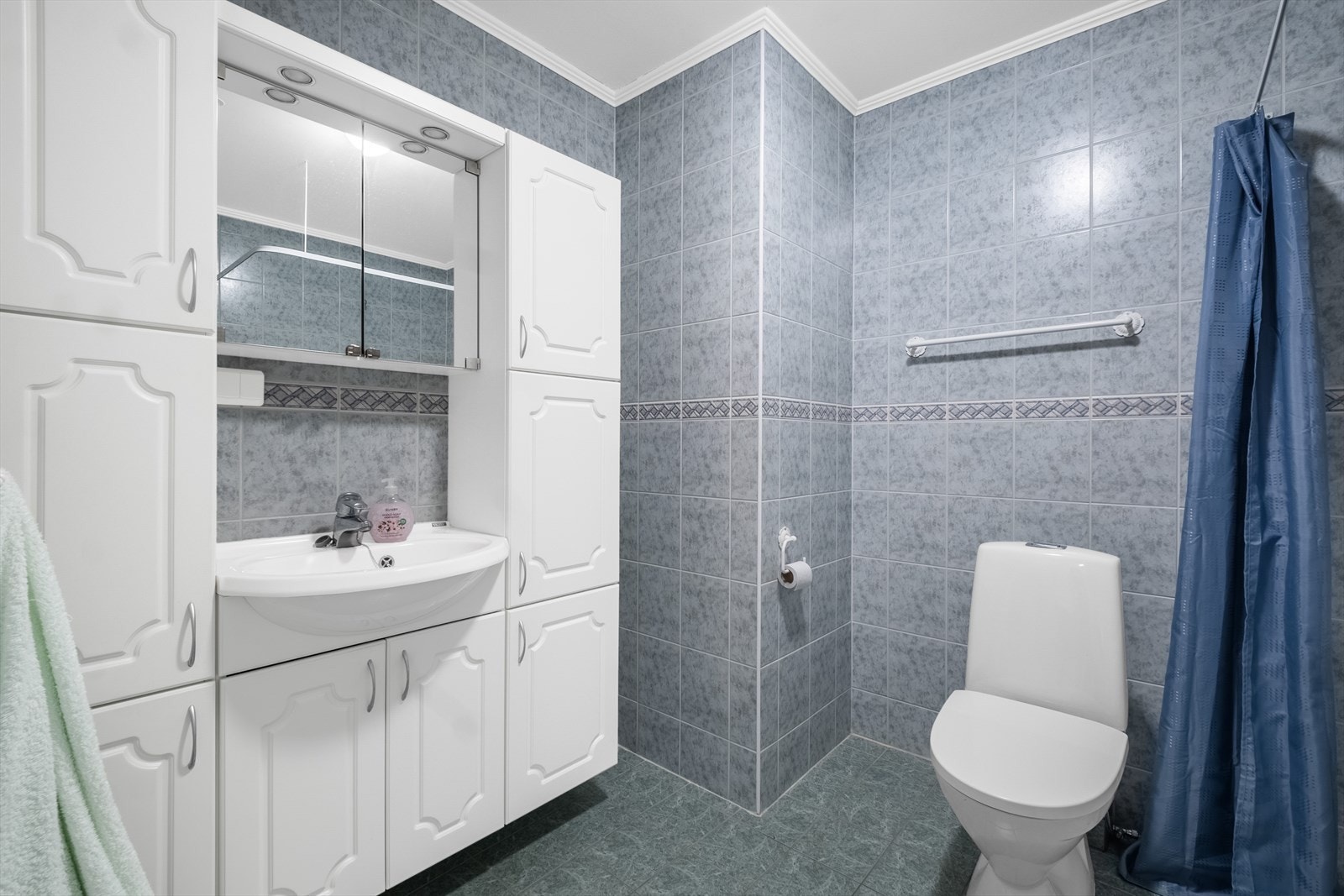 Rommet er innredet med baderomsinnredning med nedfelt servant, toalett og badekar, og fremstår som funksjonelt og praktisk i bruk. Galleribilde