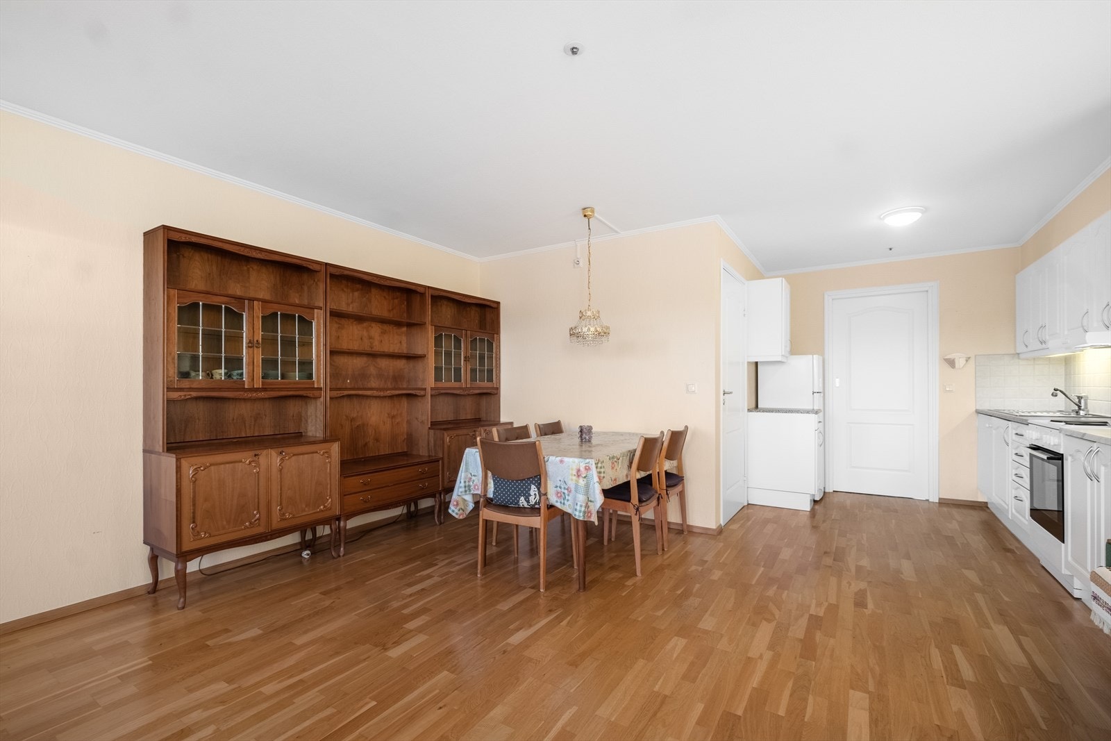 Det er god plass til et spisebord ved kjøkkenet, noe som gjør det enkelt å samle familie og venner til hyggelige måltider. Galleribilde