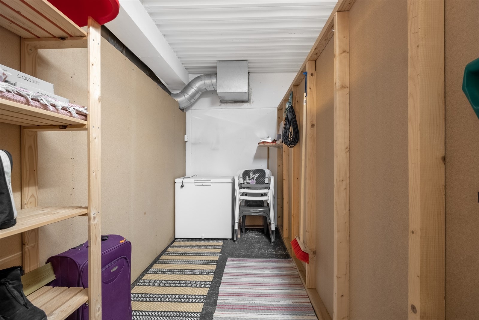 Leiligheten disponerer en praktisk bod på ca. 5 kvm beliggende i byggets 1. etasje. Boden gir gode lagringsmuligheter for sesongutstyr, sportsartikler, verktøy eller annet man ønsker å oppbevare lett tilgjengelig. Galleribilde