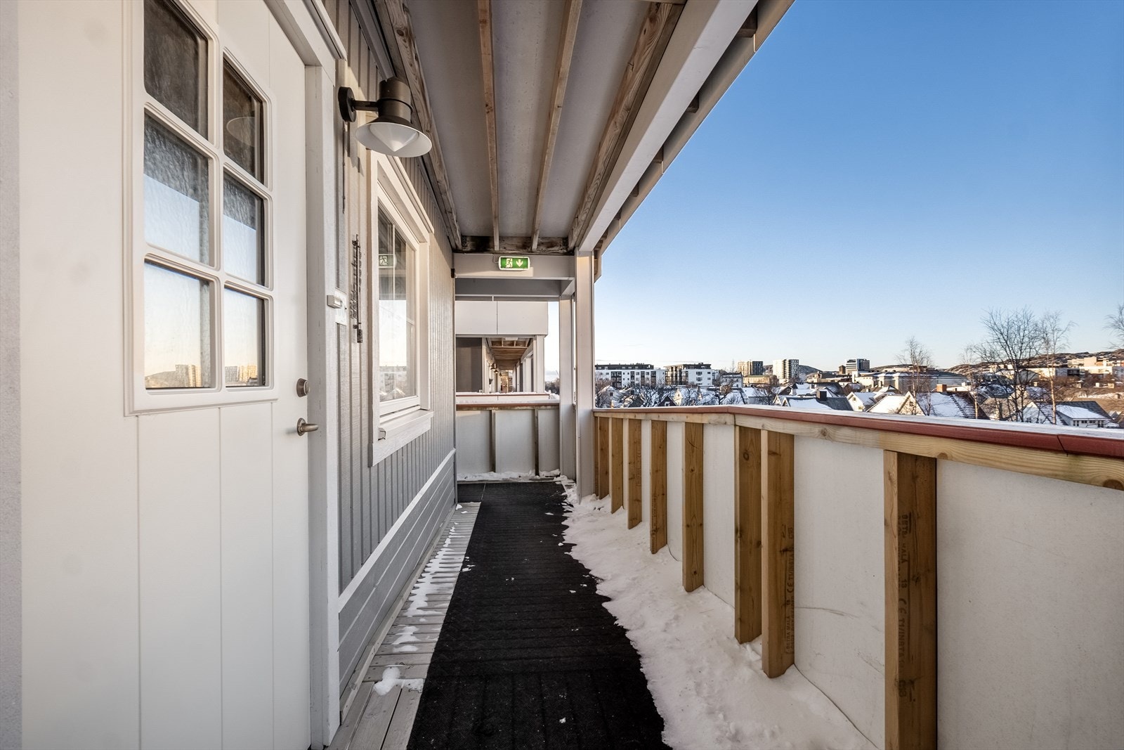 Fra heisen og trapperommet går du ut i en svalgang som fører deg direkte til inngangsdøren. Galleribilde