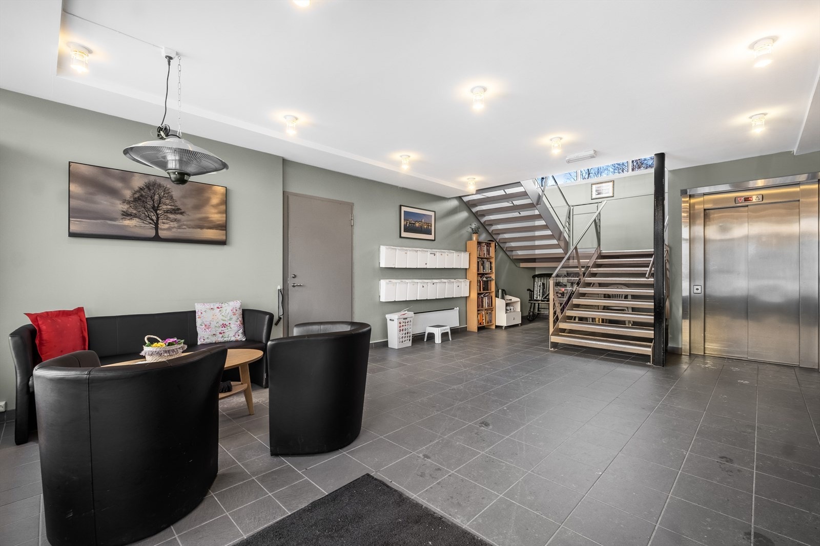 Bygget har både heis- og trappeadkomst som gjør leilighetens adkomst lett tilgjengelig. I inngangspartiet finner du en innvendig postkasseløsning ved heisen, samt en hyggelig sittegruppe som inviterer til en prat med naboen. Galleribilde