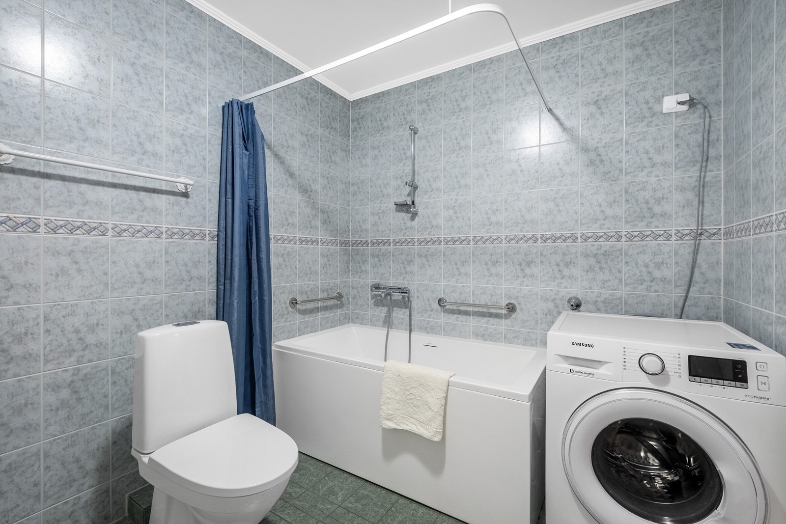 I tillegg er det opplegg for vaskemaskin, som gjør rommet godt egnet for daglige rutiner. Ventilasjonen består av mekanisk avtrekk med tilluft under døren, noe som sikrer et godt inneklima og effektiv fukttransport. Galleribilde