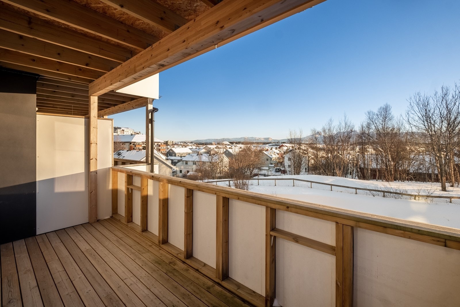 Fra stuen går du ut til en overbygget, lun og sørvendt veranda på ca. 9 kvm med god plass til utemøbler og blomster. Galleribilde