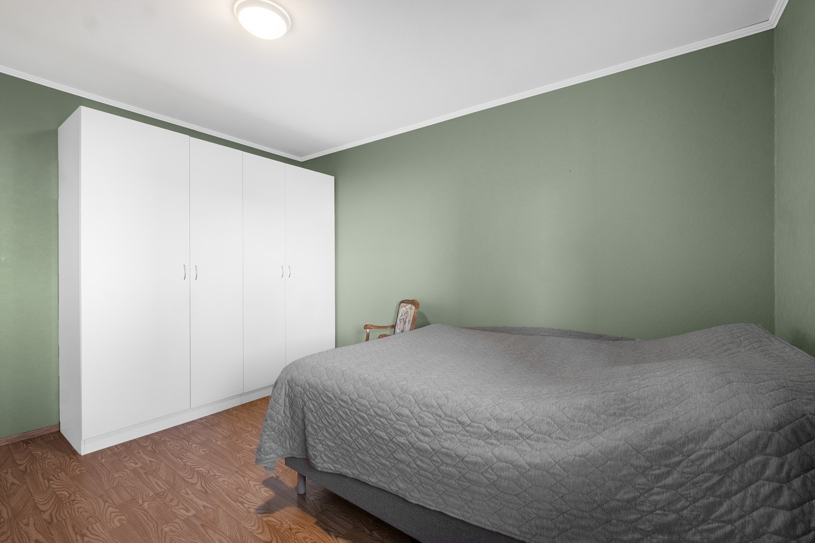 To doble garderobeskap gir godt med oppbevaringsmuligheter og sørger for en ryddig hverdag. Galleribilde