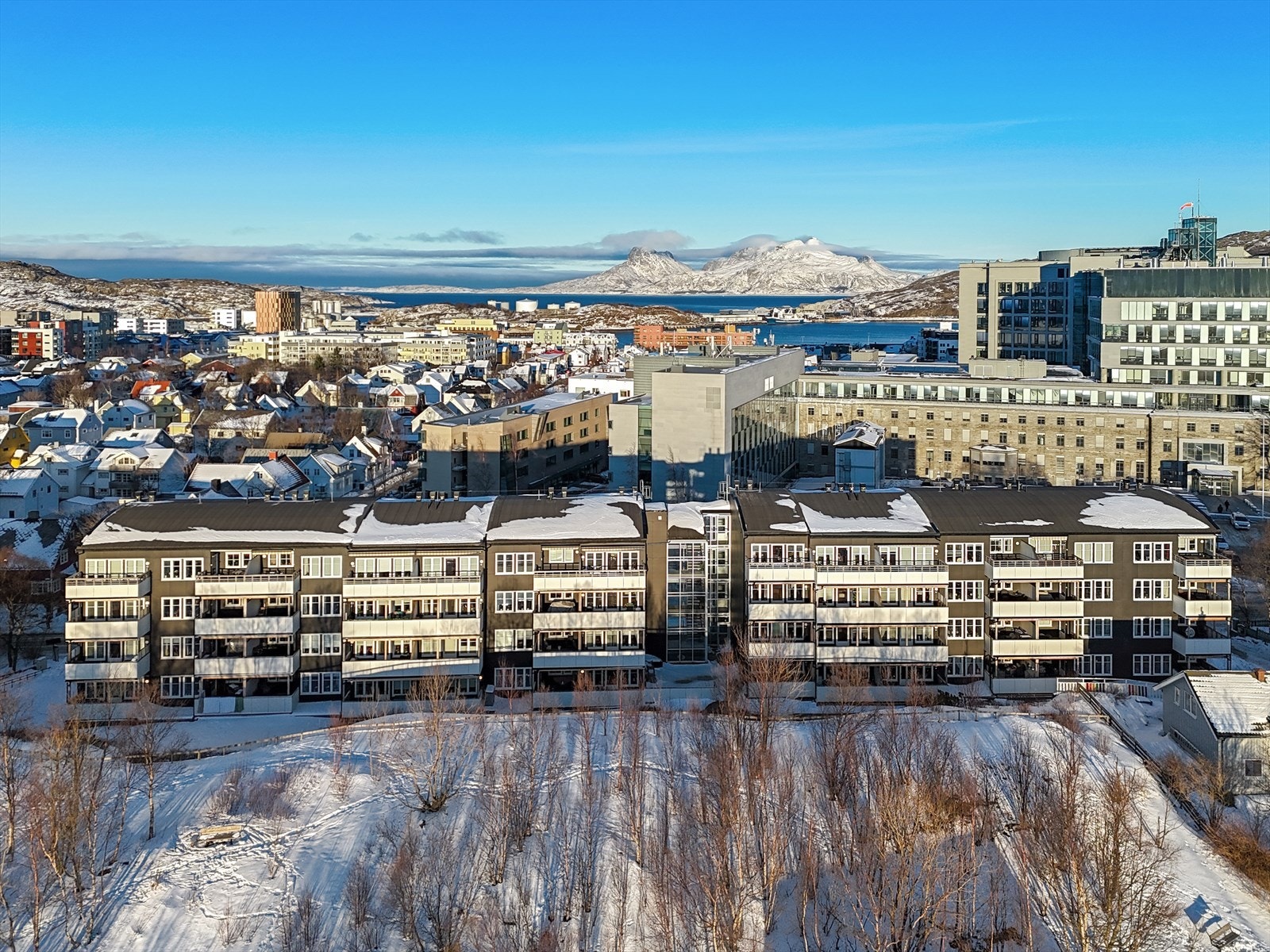 Leiligheten har en særdeles sentral og ettertraktet beliggenhet, like ved både Nordlandssykehuset og den vakre Rensåsparken. Galleribilde