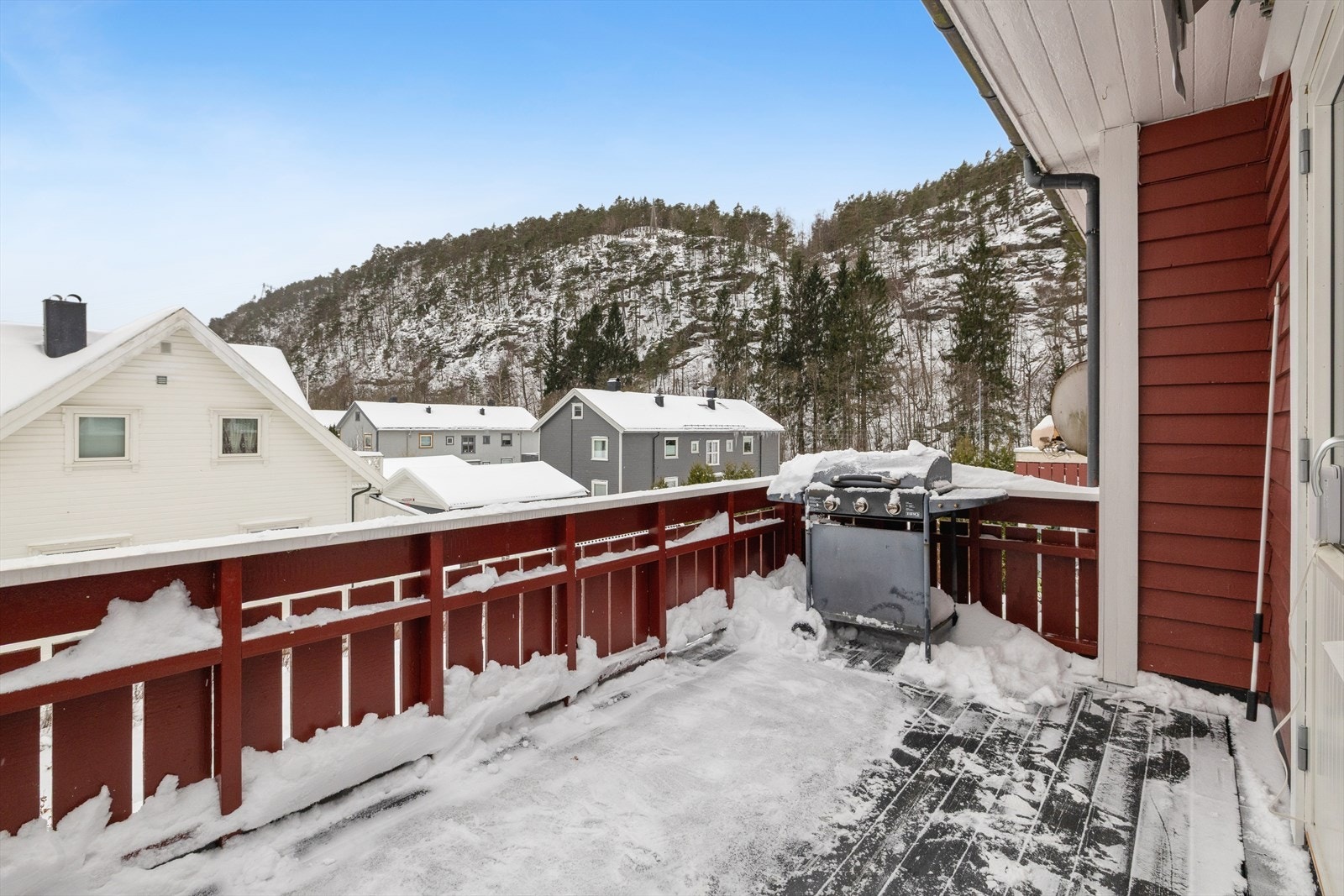 Balkongen er på hele 11m2, og har sol fra morgen/formiddag til ca 18/19 i følge eier. Galleribilde